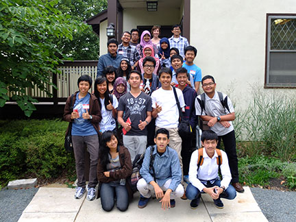 Group shot of the IndonesiaMoTIV group.